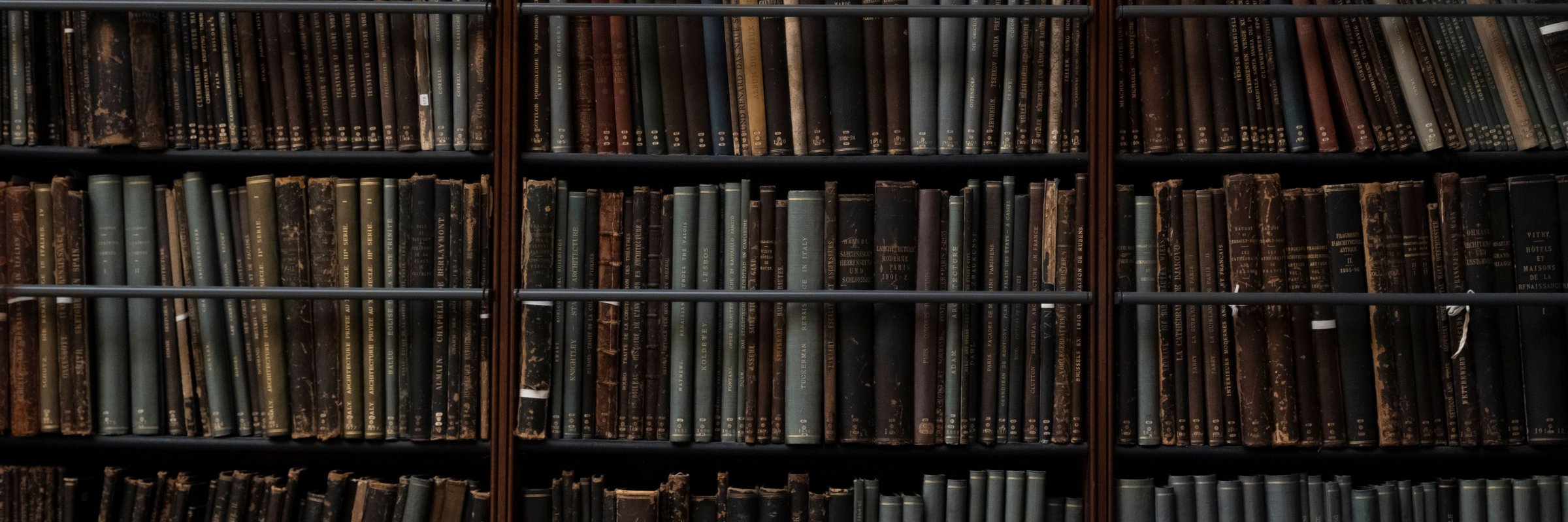 Livros antigos em prateleiras de biblioteca em Londres.