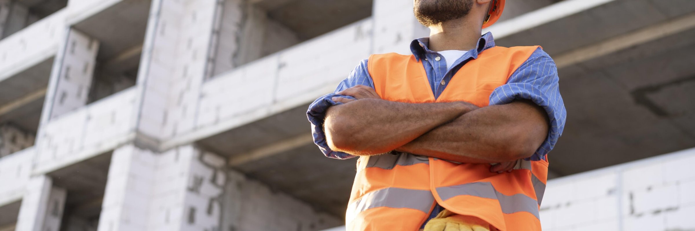 Trabalhador da construção em frente a um prédio