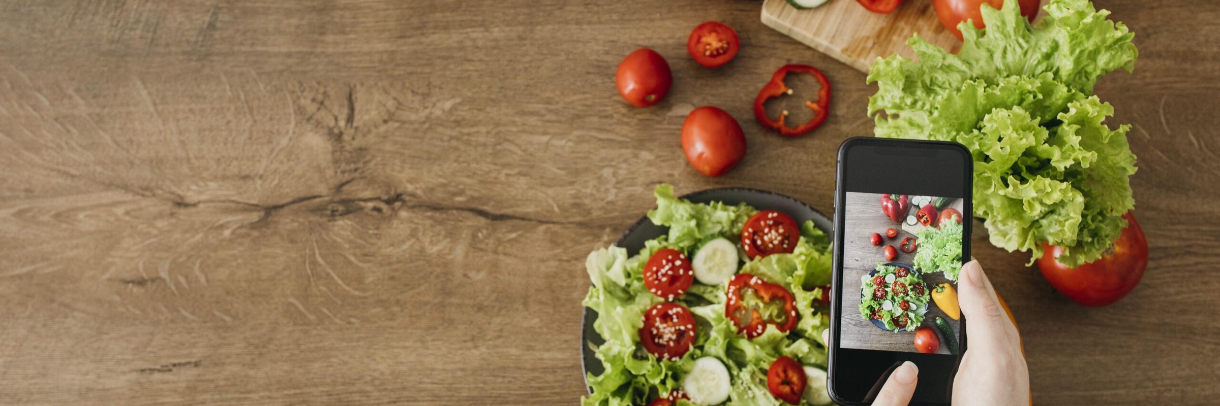 Pessoa fotografando uma salada