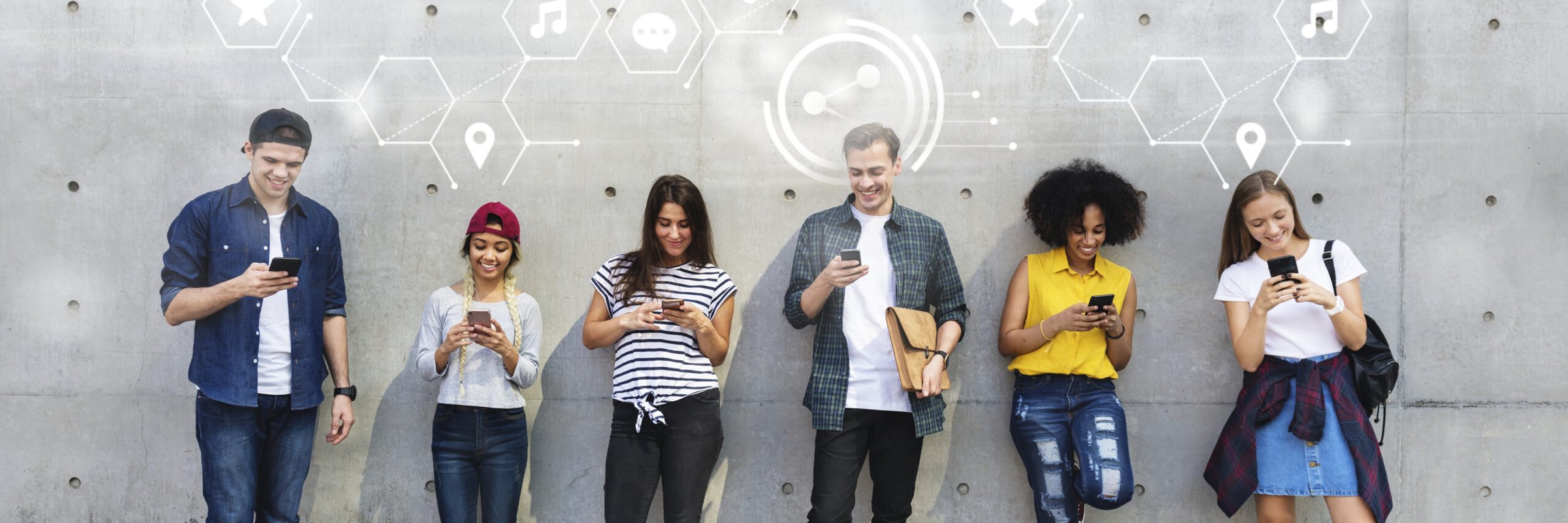 Pessoas em fila com celulares.