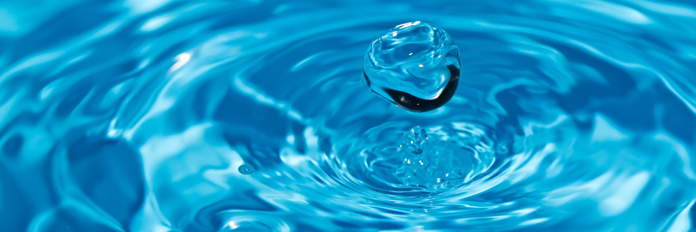 Gota d'água em água azul